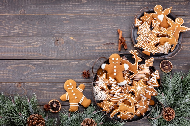 Lekkere peperkoekkoekjes en kerstdecor op houten ondergrond.