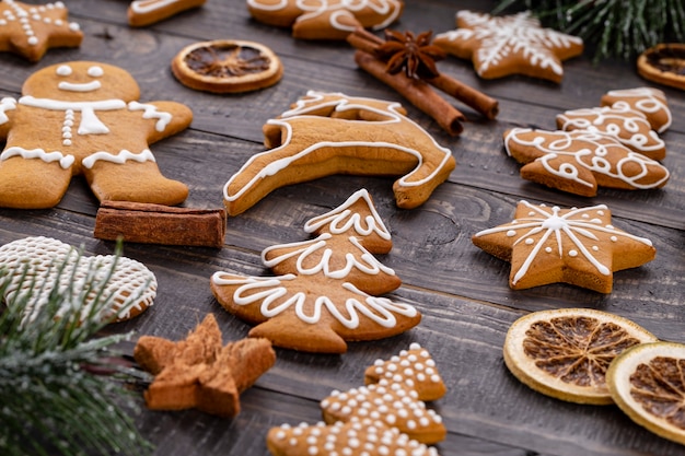 Lekkere peperkoekkoekjes en kerstdecor op houten ondergrond.