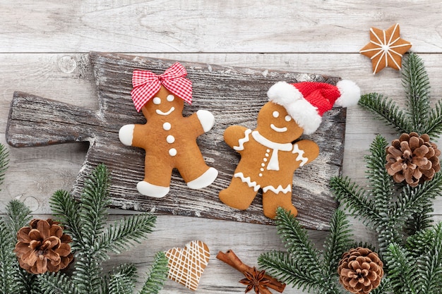 Lekkere peperkoekkoekjes en kerstdecor op houten ondergrond.