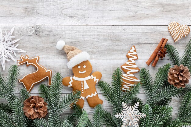 Lekkere peperkoekkoekjes en kerstdecor op houten ondergrond.