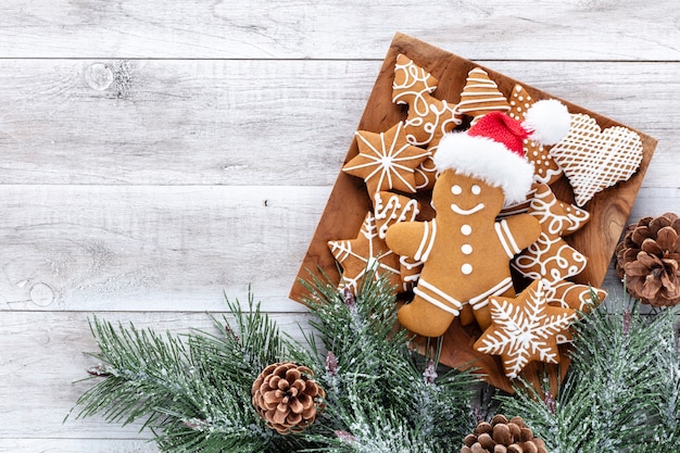 Lekkere peperkoekkoekjes en kerstdecor op houten ondergrond.