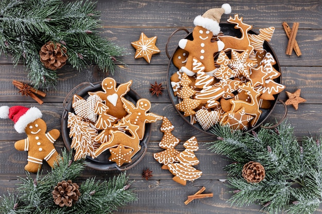 Lekkere peperkoekkoekjes en kerstdecor op houten ondergrond.