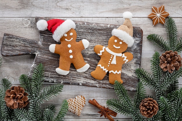 Lekkere peperkoekkoekjes en kerstdecor op houten ondergrond.