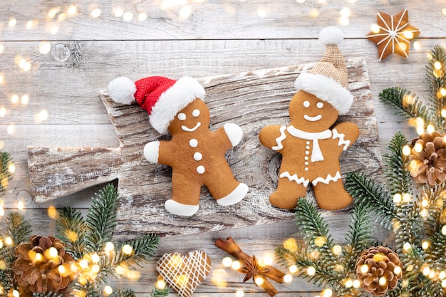 Lekkere peperkoekkoekjes en kerstdecor op houten ondergrond.