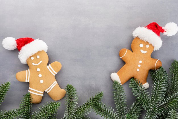 Lekkere peperkoekkoekjes en kerstdecor op pastelachtergrond.