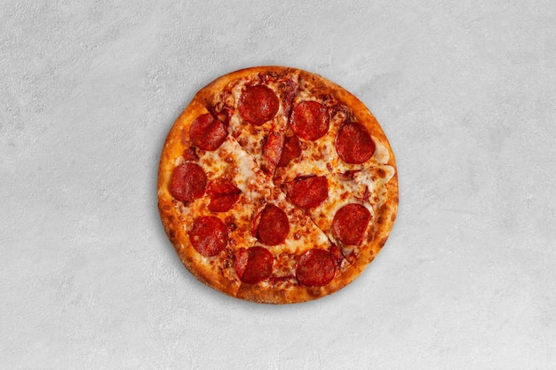 Lekkere pepperoni pizza bovenaanzicht.