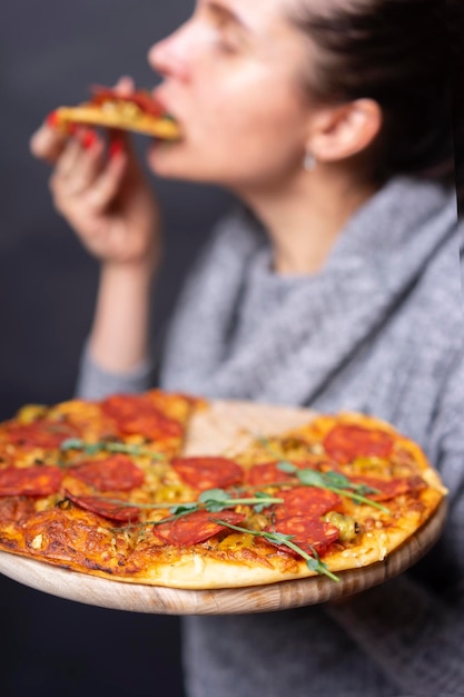 Foto lekkere pepperoni pizza met champignons