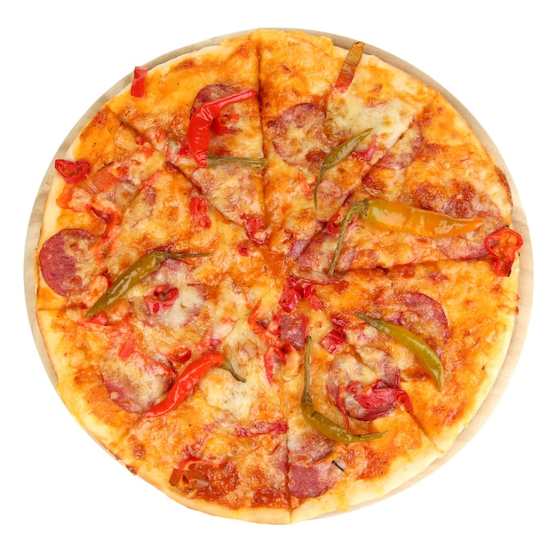 Lekkere pepperoni pizza op een houten bord geïsoleerd op wit