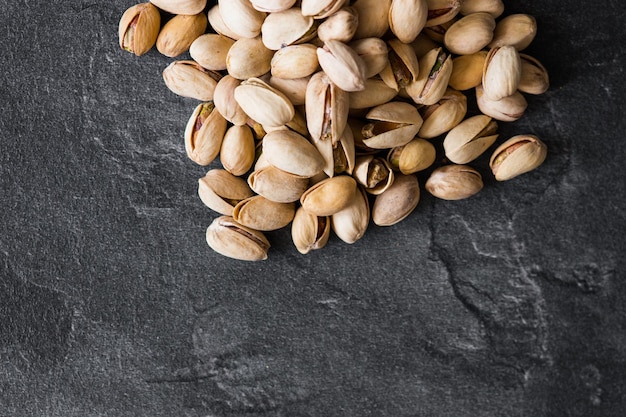 Lekkere pistachenoten op donkere achtergrond