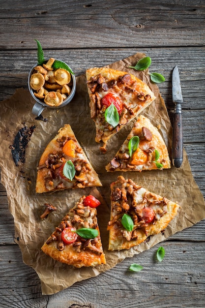 Lekkere pizza gemaakt van edele paddenstoelen en tomaten