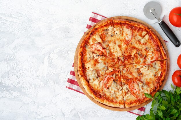 Lekkere pizza met kip en champignons, bovenaanzicht op grijs