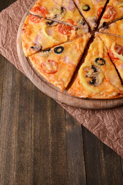 Lekkere pizza op tafel close-up
