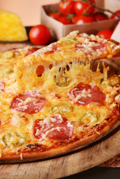 Lekkere pizza op tafel close-up