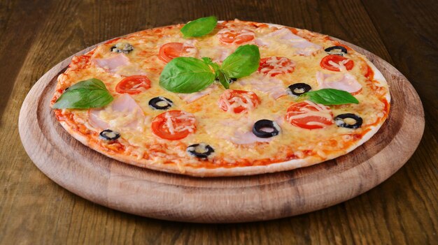 Lekkere pizza op tafel close-up