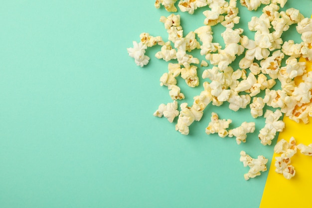 Lekkere popcorn op tweekleurige ruimte. Eten om naar de bioscoop te kijken