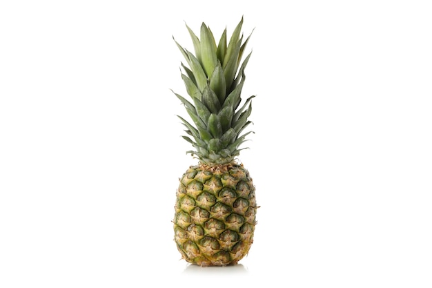 Lekkere rijpe ananas geïsoleerd op een witte achtergrond