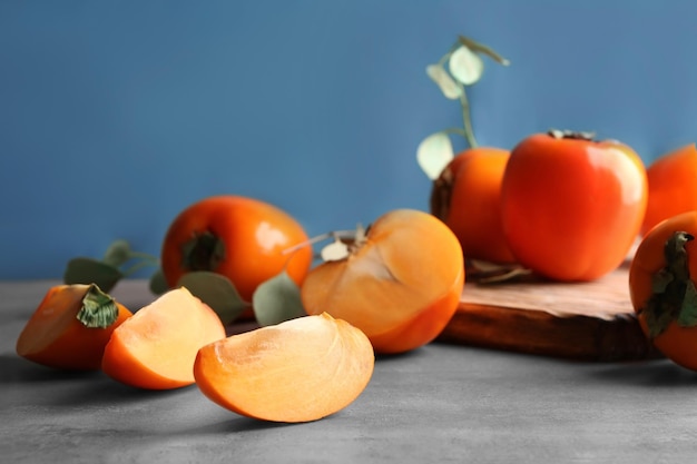 Lekkere rijpe dadelpruimen op tafel