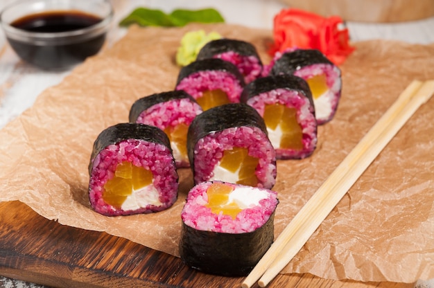 Lekkere roze broodjes met takuan en roomkaas