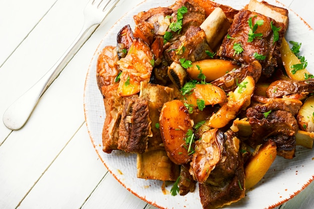 Lekkere runderribben gestoofd met aardappelen.Rundvleesribben op het bord