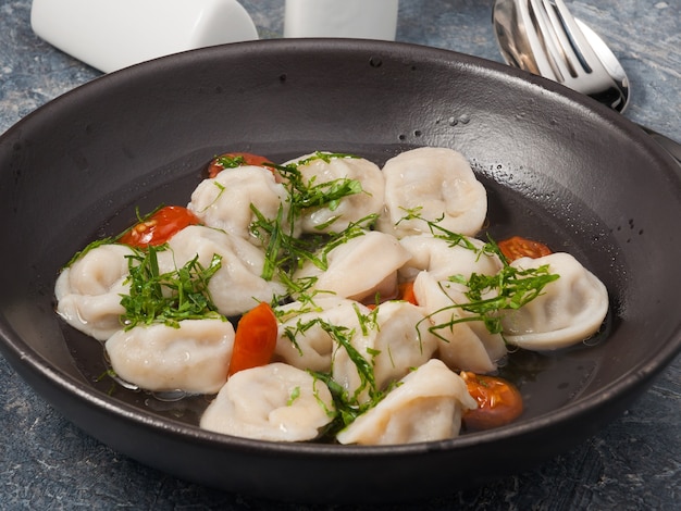 Lekkere Russische dumplings gemaakt van gemarmerd rundvlees in bouillon