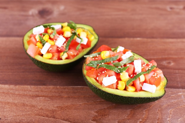 Lekkere salade in avocado op tafel close-up