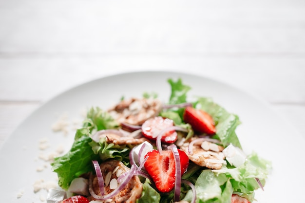 Lekkere salade met kipaardbei en mozzarella