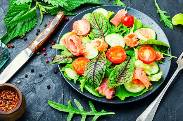 Lekkere salade met zalm, cherrytomaat, komkommer en kruiden