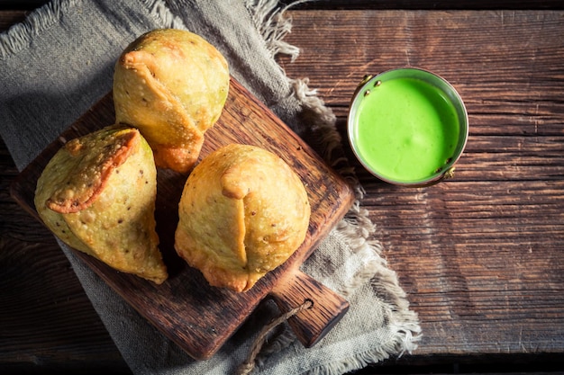 Lekkere samosa met vlees en groene dip