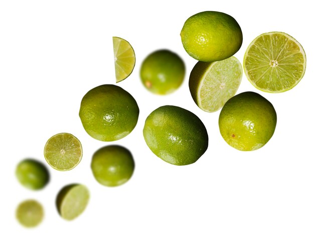 Lekkere sappige limoen zweven op een witte achtergrond gezonde voeding Verse groenten en fruit