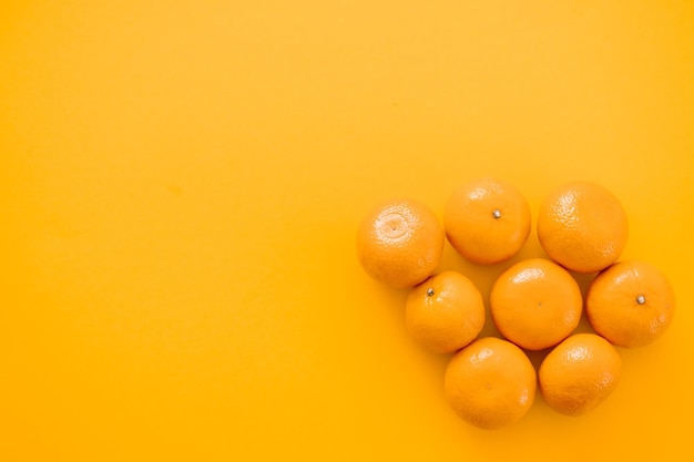 Lekkere sappige mandarijnen op gele achtergrond