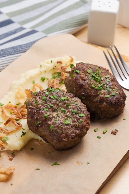 Lekkere schnitzels met aardappelpuree en gebakken uien Close-up