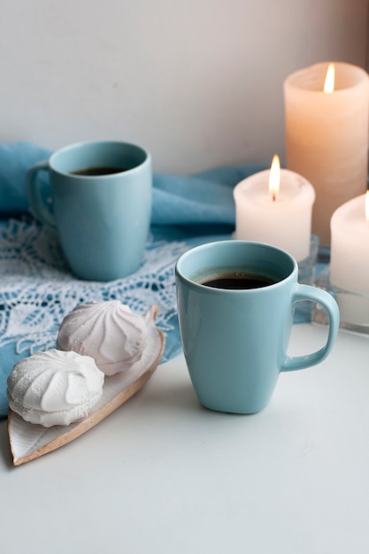 lekkere snack. kopje koffie en een bord met snoep