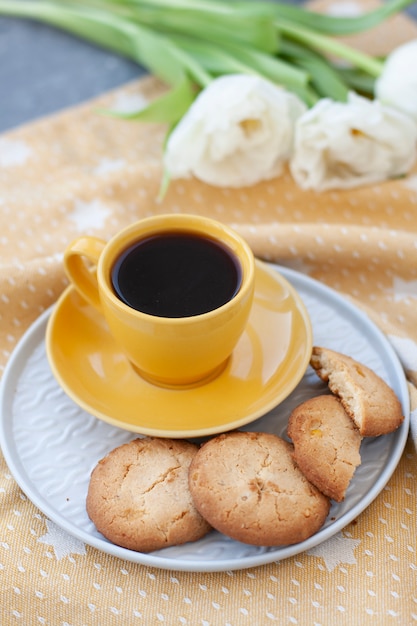 lekkere snack. kopje koffie en een plaat van cookies.