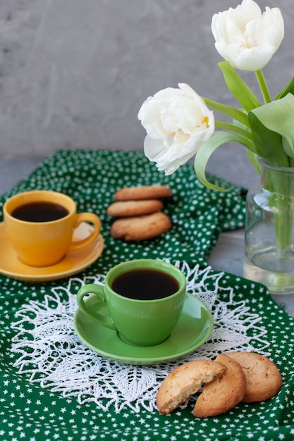 lekkere snack. kopje koffie en een plaat van cookies.