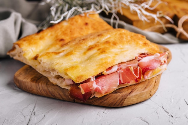 Lekkere sneetjes focacciabrood met prosciutto crudo