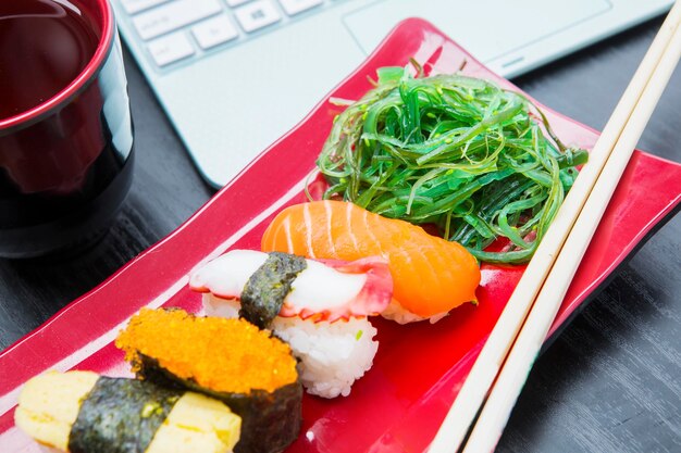 Lekkere sushi met laptop op tafel