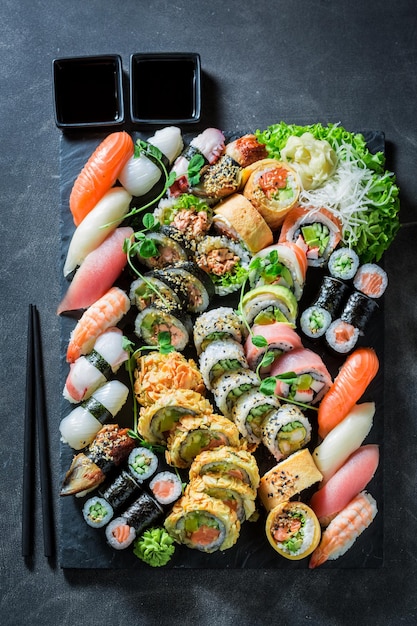 Lekkere sushi mix gemaakt van verse groenten en zeevruchten