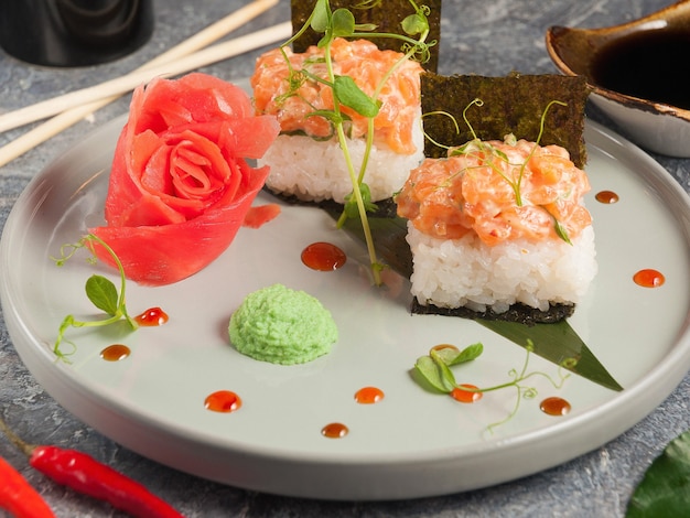 Lekkere sushirol met gehakte zalm en nori zeewier