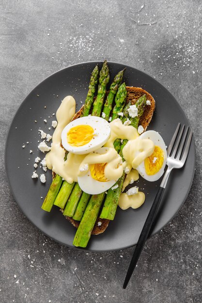 Lekkere toast met asperges, eieren en saus