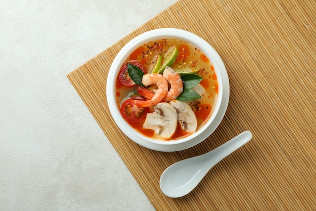 Lekkere Tom yum soep op bamboe mat