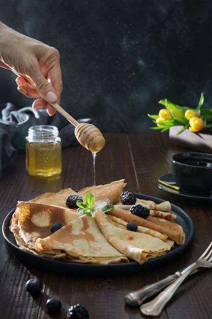 Lekkere traditionele Russische pannenkoeken, honing. Lente. Shrovetide.