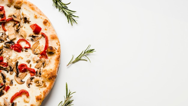 Lekkere vegetarische pizza bovenaanzicht