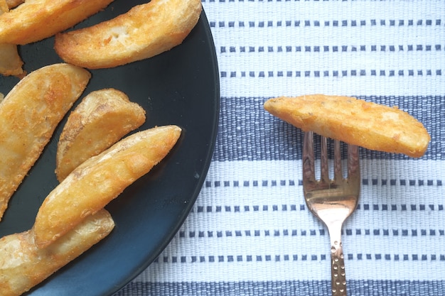 Lekkere vers gemaakte loonchips in een bord