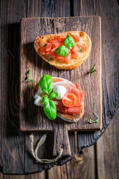 Lekkere verschillende bruschetta met verse ingrediënten voor het ontbijt