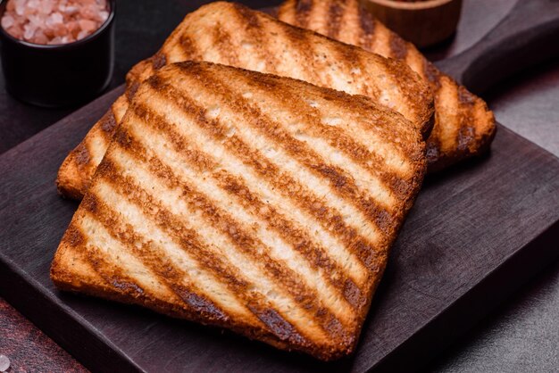 Lekkere verse krokante sneetjes brood in de vorm van gegrilde toast