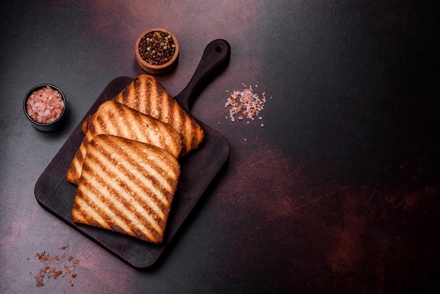 Lekkere verse krokante sneetjes brood in de vorm van gegrilde toast