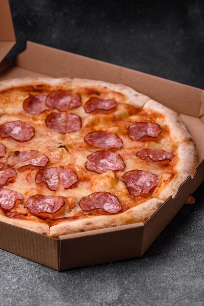 Lekkere verse pizza met salami kaas tomaten kruiden en zout