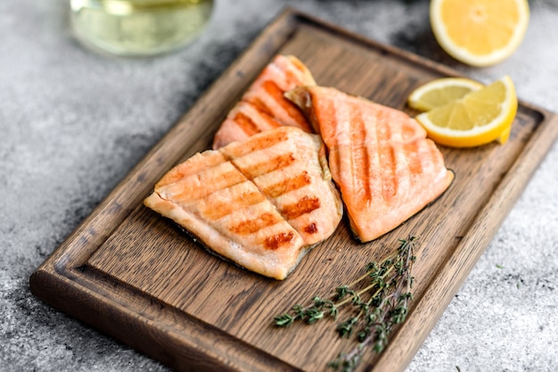 Lekkere verse rode vis arctische zalmforel gebakken op een grill. Bron van omega, gezonde voeding