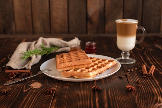 Lekkere verse Wiener wafels, jam en een kopje koffie