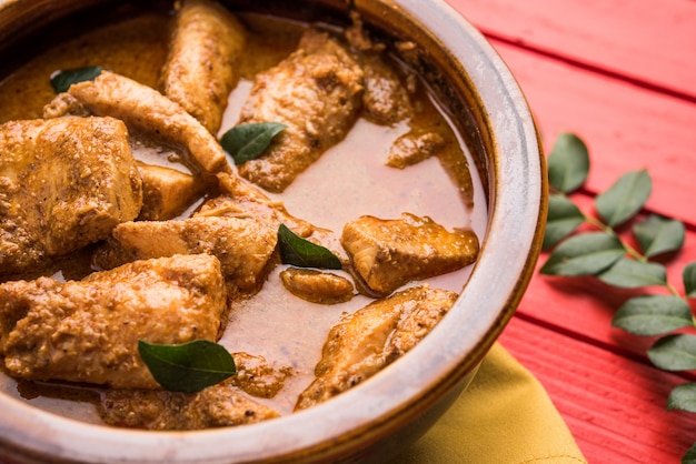 Lekkere viscurry geserveerd met witgekookte basmatirijst met kerrieblaadjes op de achtergrond, favoriet indisch eten aan de kust